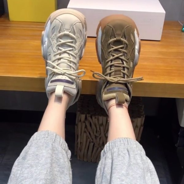 Γυναικεία αθλητικά παπούτσια από τεχνητό σουέντ