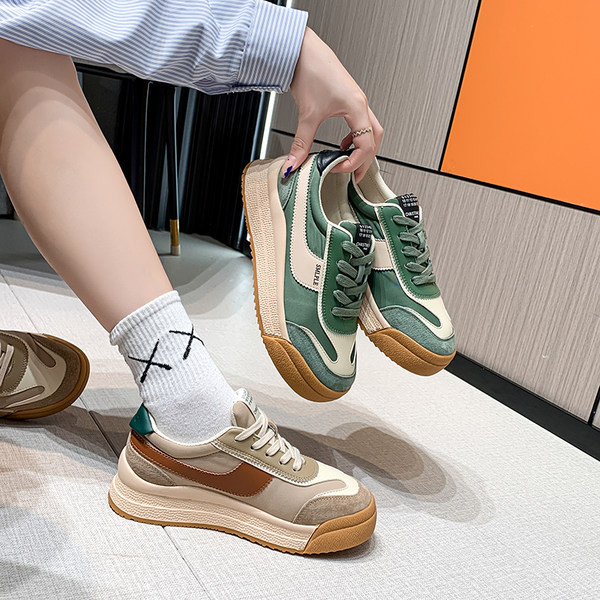 Γυναικεία αθλητικά παπούτσια με επίπεδη σόλα σε πράσινο και καφέ χρώμα