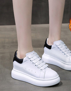 Νέο μοντέλο γυναικεία αθλητικά παπούτσια  με επίπεδη σόλα κατάλληλα για την άνοιξη