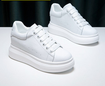 Νέο μοντέλο γυναικεία αθλητικά παπούτσια  με επίπεδη σόλα κατάλληλα για την άνοιξη