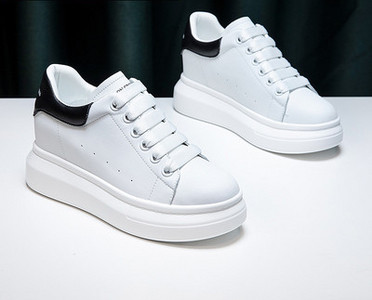 Νέο μοντέλο γυναικεία αθλητικά παπούτσια  με επίπεδη σόλα κατάλληλα για την άνοιξη