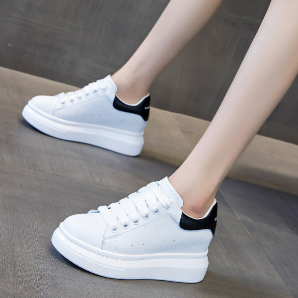 Νέο μοντέλο γυναικεία αθλητικά παπούτσια  με επίπεδη σόλα κατάλληλα για την άνοιξη