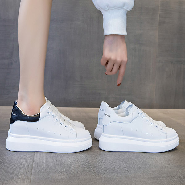 Νέο μοντέλο γυναικεία αθλητικά παπούτσια  με επίπεδη σόλα κατάλληλα για την άνοιξη