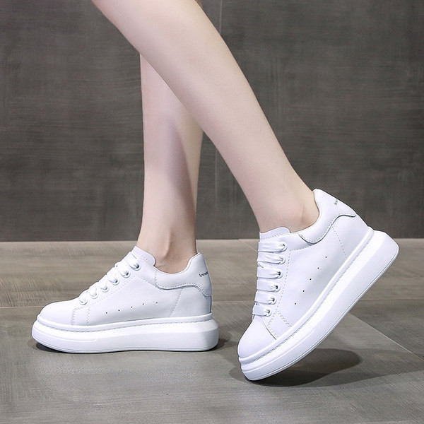 Νέο μοντέλο γυναικεία αθλητικά παπούτσια  με επίπεδη σόλα κατάλληλα για την άνοιξη