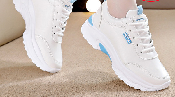 Γυναικεία αθλητικά παπούτσια με κορδόνια - λευκό χρώμα