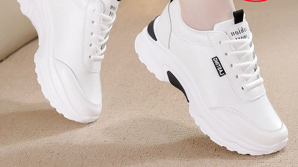 Γυναικεία αθλητικά παπούτσια με κορδόνια - λευκό χρώμα