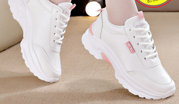 Γυναικεία αθλητικά παπούτσια με κορδόνια - λευκό χρώμα