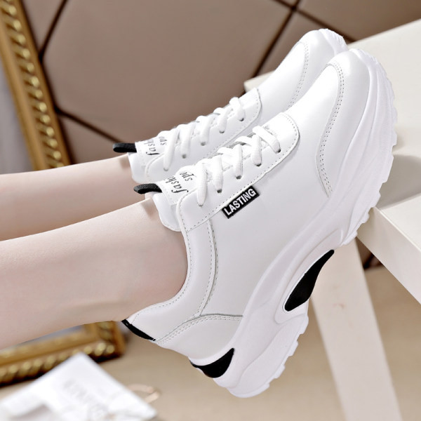 Γυναικεία αθλητικά παπούτσια με κορδόνια - λευκό χρώμα