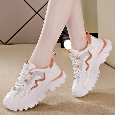 Γυναικεία αθλητικά παπούτσια με τραχιά σόλα και κορδόνια - λευκό χρώμα