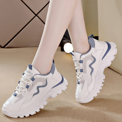 Γυναικεία αθλητικά παπούτσια με τραχιά σόλα και κορδόνια - λευκό χρώμα