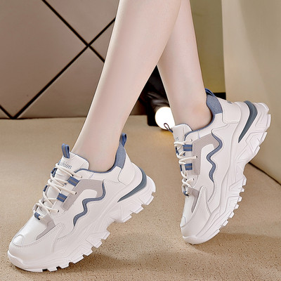 Γυναικεία αθλητικά παπούτσια με τραχιά σόλα και κορδόνια - λευκό χρώμα