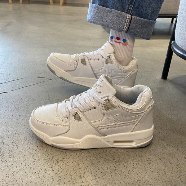 Γυναικεία μοντέρνα αθλητικά παπούτσια με κορδόνια σε δύο χρώματα