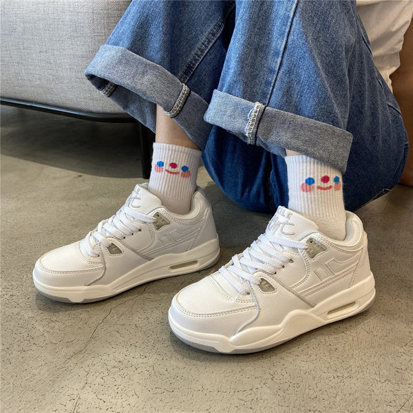 Γυναικεία μοντέρνα αθλητικά παπούτσια με κορδόνια σε δύο χρώματα