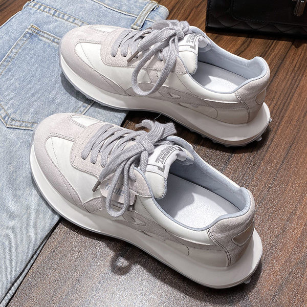 Κομψά γυναικεία αθλητικά παπούτσια με κορδόνια σε δύο χρώματα