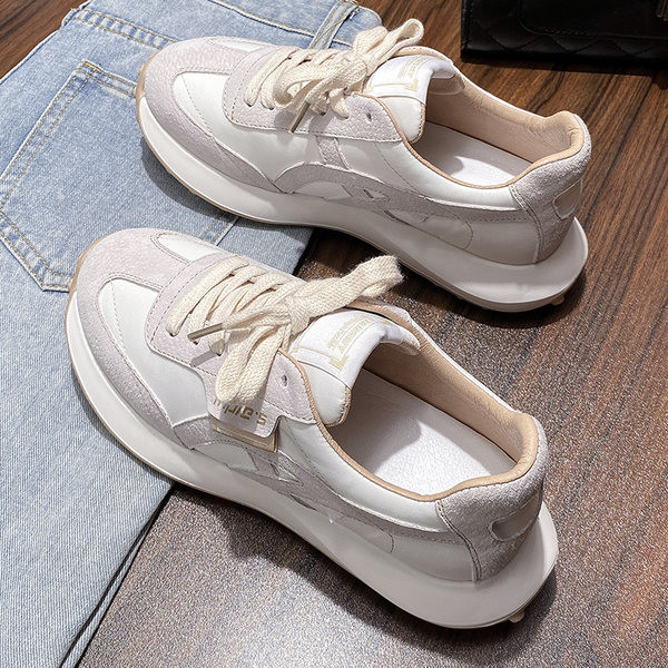 Κομψά γυναικεία αθλητικά παπούτσια με κορδόνια σε δύο χρώματα