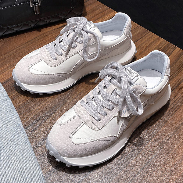 Κομψά γυναικεία αθλητικά παπούτσια με κορδόνια σε δύο χρώματα