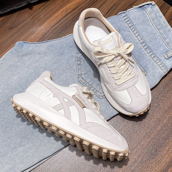 Κομψά γυναικεία αθλητικά παπούτσια με κορδόνια σε δύο χρώματα