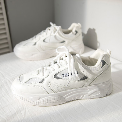 Γυναικεία αθλητικά παπούτσια με επίπεδη σόλα και επιγραφή