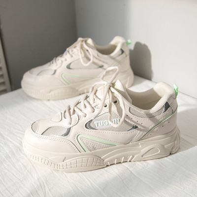 Γυναικεία αθλητικά παπούτσια με επίπεδη σόλα και επιγραφή