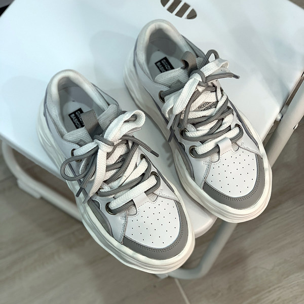 Casual γυναικεία αθλητικά παπούτσια από οικολογικό δέρμα με κορδόνια και επίπεδη σόλα