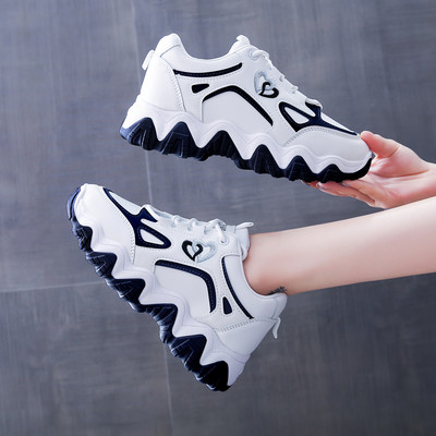 Σύγχρονα γυναικεία αθλητικά παπούτσια με τραχιά σόλα και κέντημα