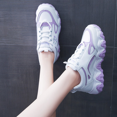 Σύγχρονα γυναικεία αθλητικά παπούτσια με τραχιά σόλα και κέντημα