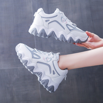 Σύγχρονα γυναικεία αθλητικά παπούτσια με τραχιά σόλα και κέντημα