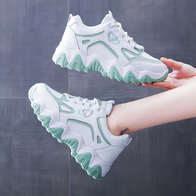 Σύγχρονα γυναικεία αθλητικά παπούτσια με τραχιά σόλα και κέντημα