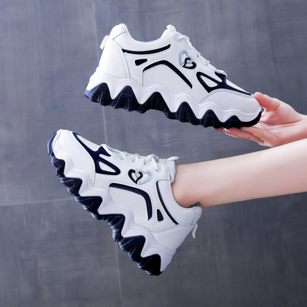 Σύγχρονα γυναικεία αθλητικά παπούτσια με τραχιά σόλα και κέντημα