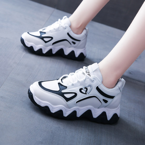 Σύγχρονα γυναικεία αθλητικά παπούτσια με τραχιά σόλα και κέντημα