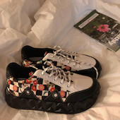 Γυναικεία αθλητικά παπούτσια με λουλούδια και κορδόνια