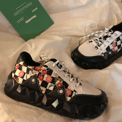 Γυναικεία αθλητικά παπούτσια με λουλούδια και κορδόνια