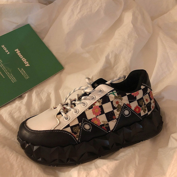 Γυναικεία αθλητικά παπούτσια με λουλούδια και κορδόνια