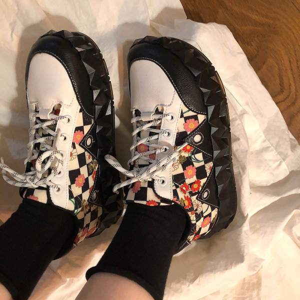 Γυναικεία αθλητικά παπούτσια με λουλούδια και κορδόνια