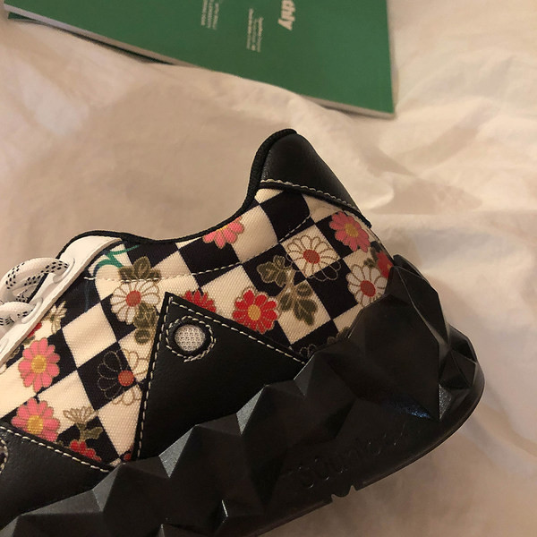 Γυναικεία αθλητικά παπούτσια με λουλούδια και κορδόνια