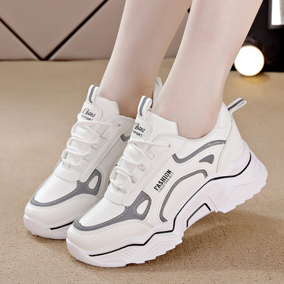 Σύγχρονα γυναικεία αθλητικά παπούτσια με επιγραφή