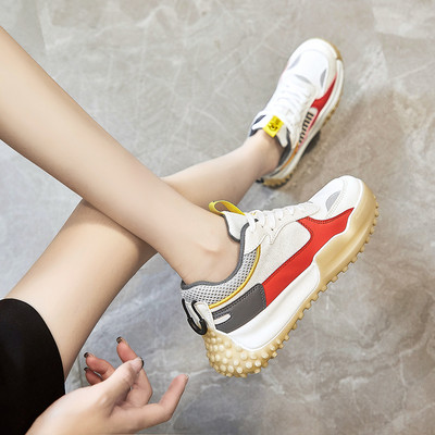 Γυναικεία αθλητικά παπούτσια με επίπεδη σόλα και πλέγμα με επιγραφή