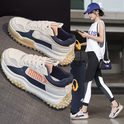 Γυναικεία αθλητικά παπούτσια με επίπεδη σόλα και πλέγμα με επιγραφή