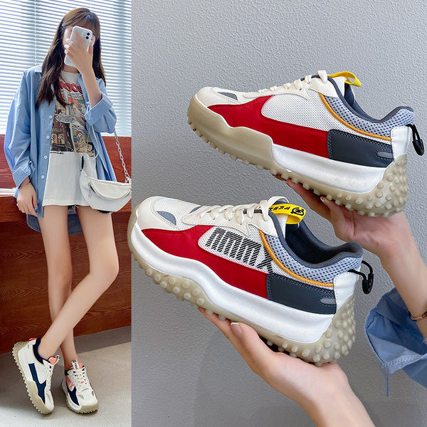 Γυναικεία αθλητικά παπούτσια με επίπεδη σόλα και πλέγμα με επιγραφή