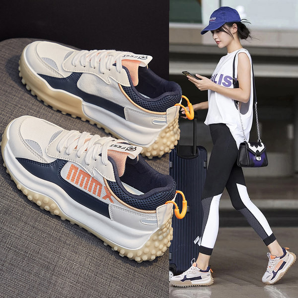 Γυναικεία αθλητικά παπούτσια με επίπεδη σόλα και πλέγμα με επιγραφή