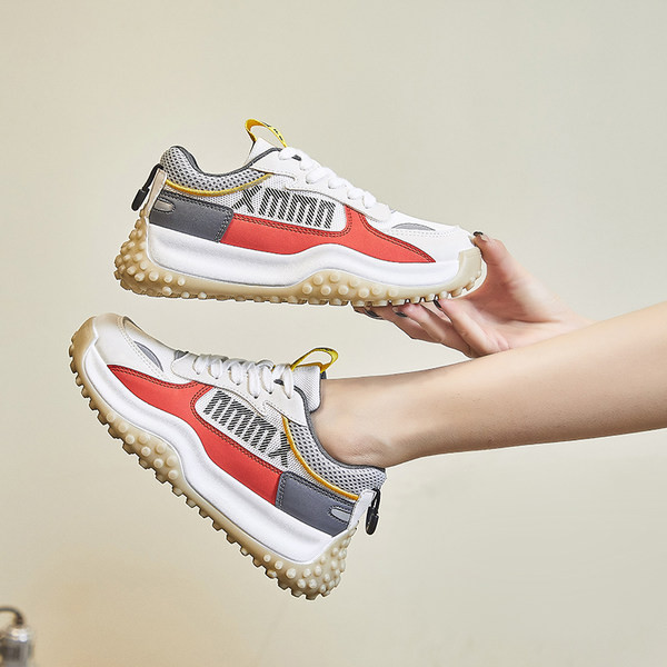 Γυναικεία αθλητικά παπούτσια με επίπεδη σόλα και πλέγμα με επιγραφή