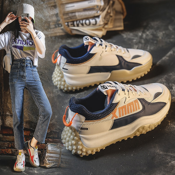 Γυναικεία αθλητικά παπούτσια με επίπεδη σόλα και πλέγμα με επιγραφή