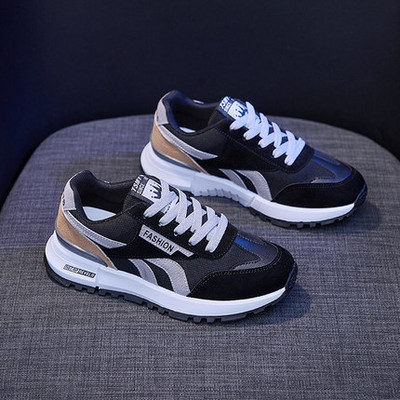 Γυναικεία αθλητικά παπούτσια με επιγραφές και χρωματιστό μοτίβο