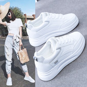 Γυναικεία αθλητικά παπούτσια σε λευκό χρώμα και κορδόνια - ψηλή σόλα