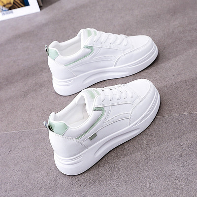 Γυναικεία αθλητικά παπούτσια σε λευκό χρώμα και κορδόνια - ψηλή σόλα