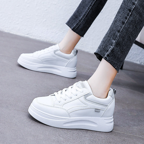 Γυναικεία αθλητικά παπούτσια σε λευκό χρώμα και κορδόνια - ψηλή σόλα