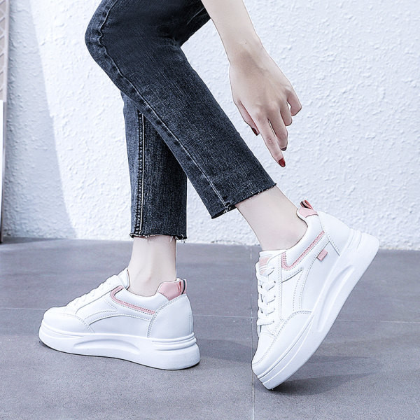 Γυναικεία αθλητικά παπούτσια σε λευκό χρώμα και κορδόνια - ψηλή σόλα