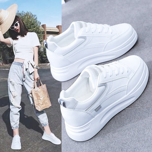 Γυναικεία αθλητικά παπούτσια σε λευκό χρώμα και κορδόνια - ψηλή σόλα