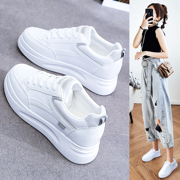 Γυναικεία αθλητικά παπούτσια σε λευκό χρώμα και κορδόνια - ψηλή σόλα