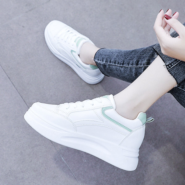 Γυναικεία αθλητικά παπούτσια σε λευκό χρώμα και κορδόνια - ψηλή σόλα